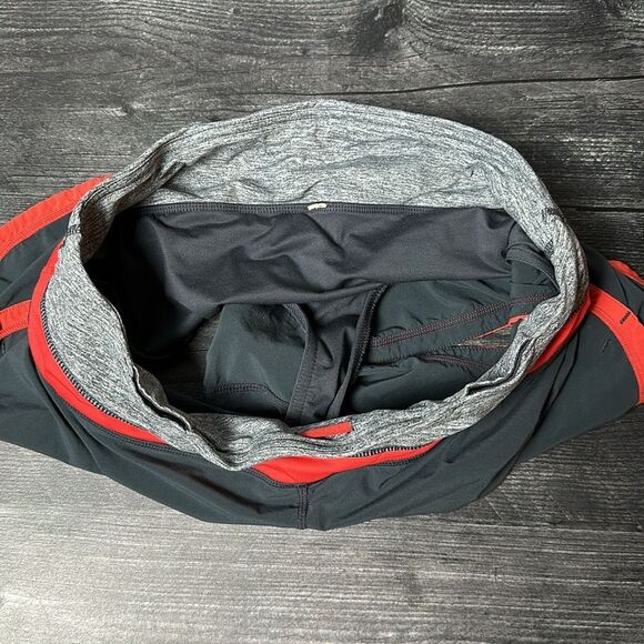 Lululemon shorts size 6 - Picture 4 of 4